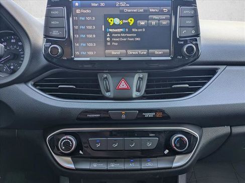 Used 2019 Hyundai Elantra GT FWD image 13