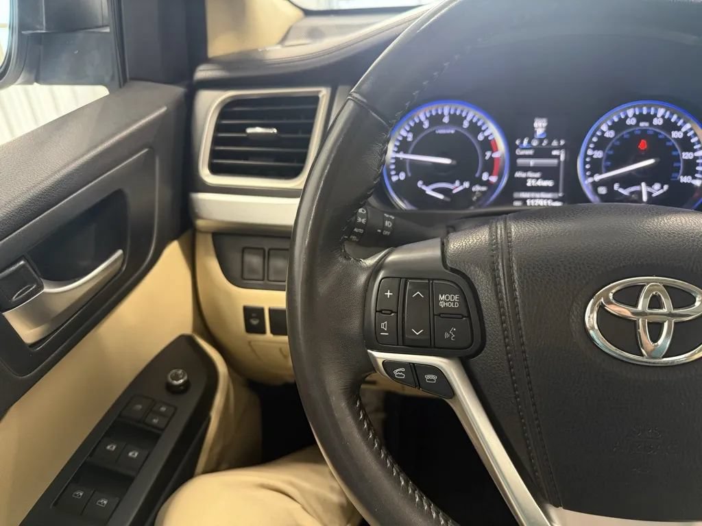 Used 2015 Toyota Highlander XLE AWD/4WD image 14