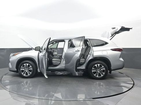 Used 2024 Toyota Highlander XLE FWD image 36