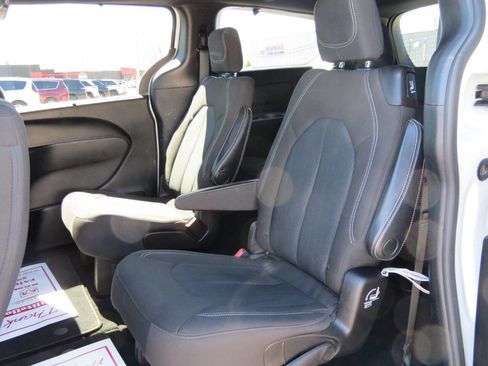 Used 2020 Chrysler Pacifica Touring w/ S Appearance Package image 24