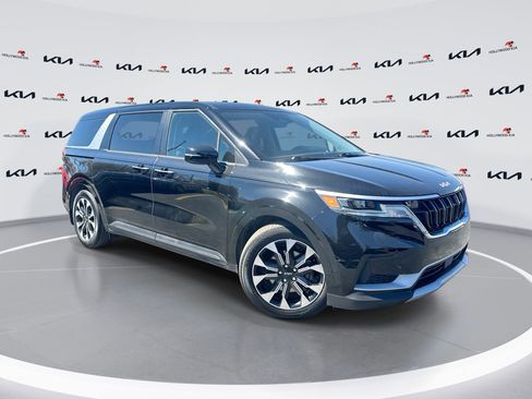Used 2023 Kia Carnival EX image 1