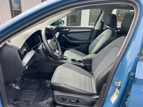 Used 2025 Volkswagen Jetta SE image 9