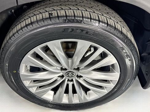 Used 2023 Toyota Highlander Platinum image 31