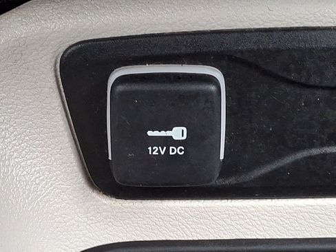 Used 2023 Chrysler Pacifica Touring-L FWD image 25