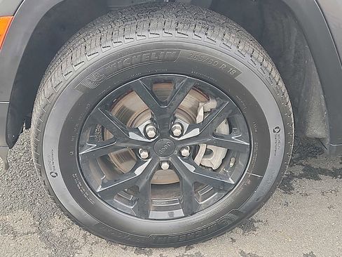 Used 2024 Jeep Grand Cherokee L Laredo image 8