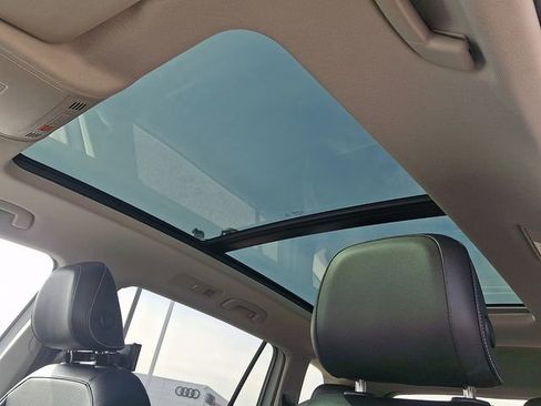 Used 2022 Volkswagen Tiguan SE w/ Panoramic Sunroof Package image 16