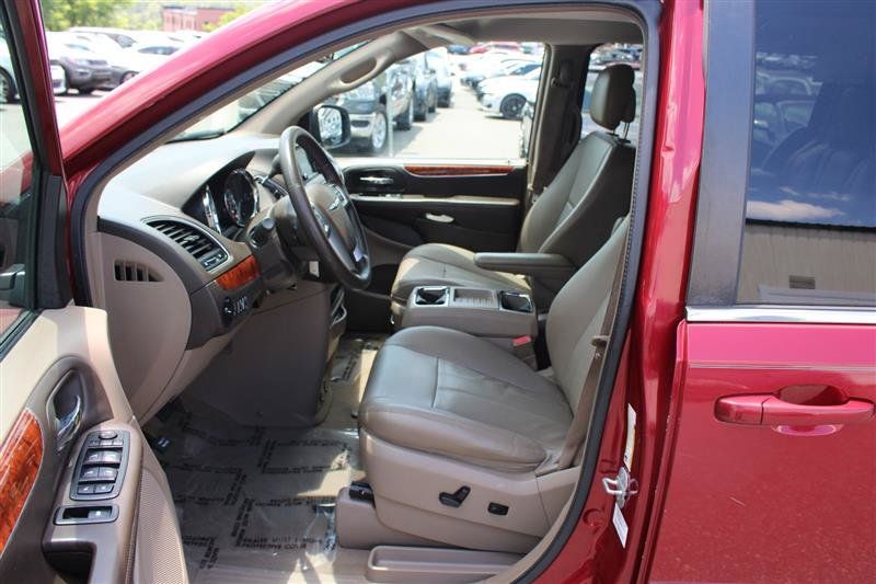 Used 2013 Chrysler Town & Country Touring FWD image 9