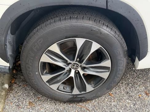Used 2021 Toyota Highlander XLE FWD image 14