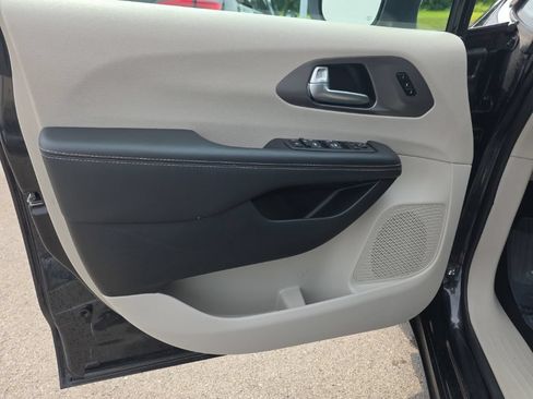 Used 2023 Chrysler Pacifica Touring-L FWD image 15