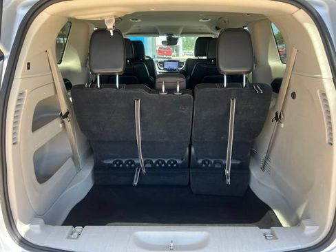 Used 2024 Chrysler Pacifica Touring-L FWD image 11