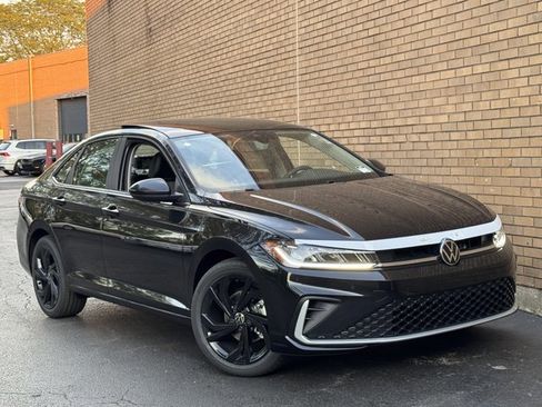 New 2025 Volkswagen Jetta SE image 2