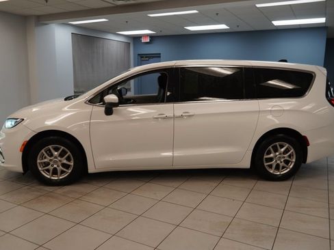 Used 2023 Chrysler Pacifica Touring-L FWD image 2