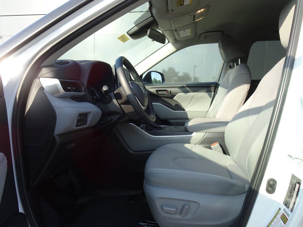 Used 2023 Toyota Highlander LE AWD/4WD image 8