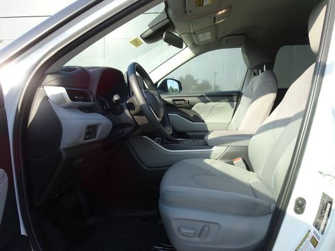 Used 2023 Toyota Highlander LE AWD/4WD image 8