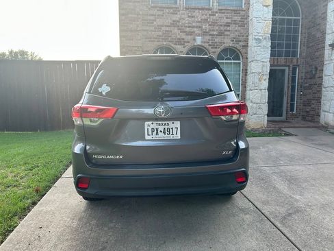 Used 2019 Toyota Highlander XLE FWD image 3