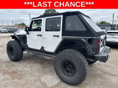 Used 2018 Jeep Wrangler Unlimited Sahara w/ Connectivity Group AWD/4WD image 3