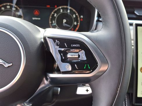 Certified 2025 Jaguar F-PACE R-Dynamic S image 22