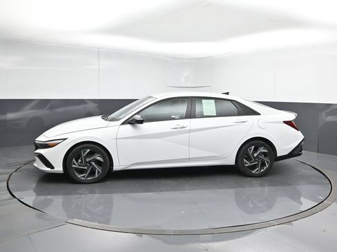 Used 2025 Hyundai Elantra SEL FWD image 2
