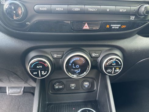 Used 2020 Hyundai Venue SEL w/ Convenience Package FWD image 17