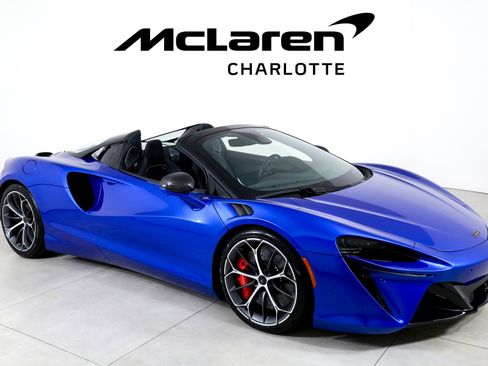 Used 2025 McLaren Artura Spider image 2