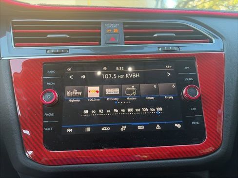 Used 2024 Volkswagen Tiguan SE image 13