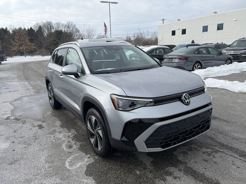 New 2026 Volkswagen Taos SE image 3