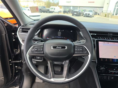 Used 2024 Jeep Grand Cherokee Limited w/ Black Appearance Package AWD/4WD image 31