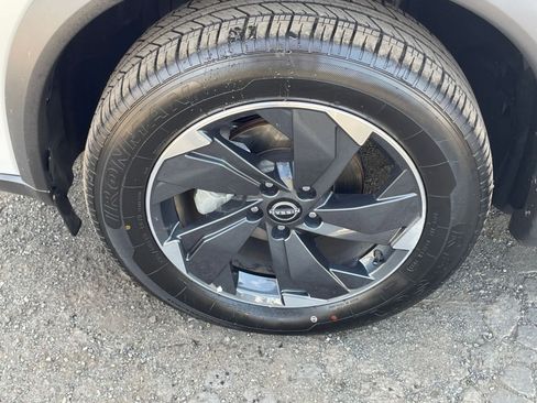 Used 2025 Nissan Rogue SV image 32