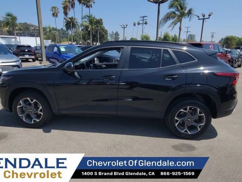 Certified 2025 Chevrolet Trax LT FWD image 5