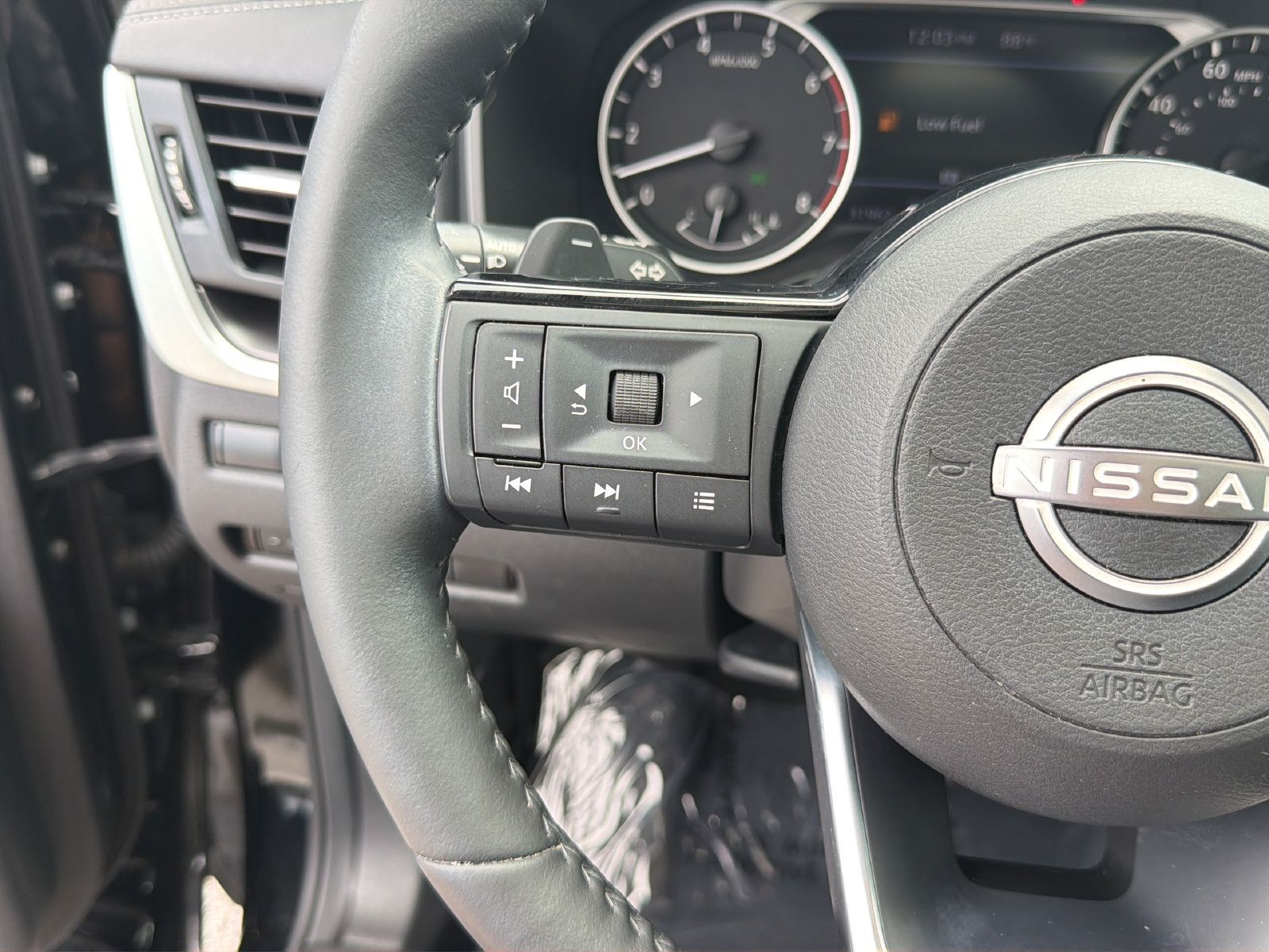 Used 2023 Nissan Rogue SV w/ SV Premium B Package FWD image 17