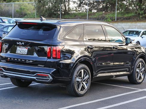 Used 2022 Kia Sorento S w/ Panoramic Sunroof Package image 4