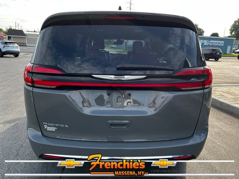 Used 2025 Chrysler Pacifica Select FWD image 4