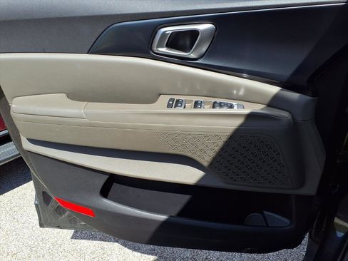 Used 2025 Kia Carnival FWD image 19