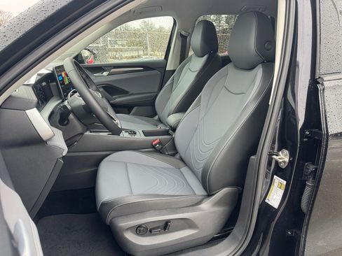 Used 2025 Volkswagen Tiguan SE image 32