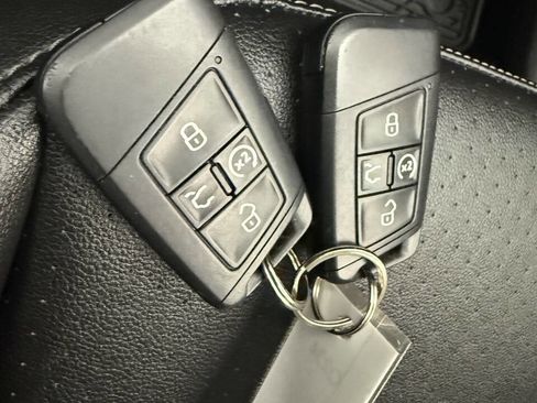 Used 2018 Volkswagen Tiguan SEL image 32