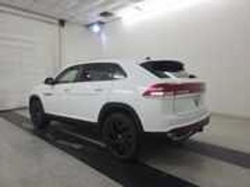 Used 2024 Volkswagen Atlas Cross Sport SE w/ Panoramic Sunroof Package FWD image 6