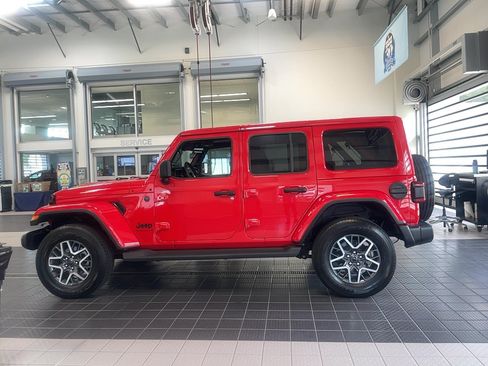 Used 2025 Jeep Wrangler Unlimited Sahara AWD/4WD image 5