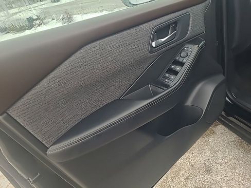 Used 2023 Nissan Rogue SV image 10