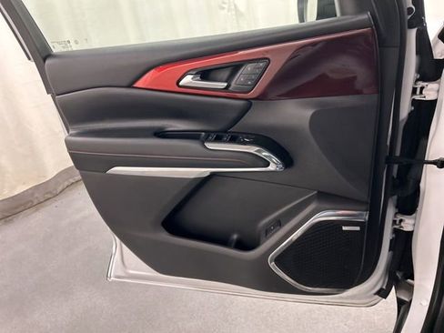 Used 2025 Chevrolet Traverse RS image 25