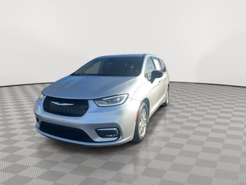 Used 2023 Chrysler Pacifica Touring-L image 4