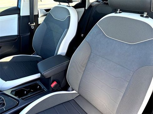 Certified 2025 Volkswagen Taos SE image 13