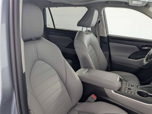 Used 2023 Toyota Highlander XLE AWD/4WD image 30