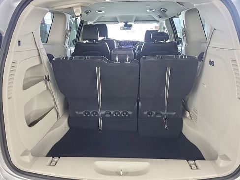 Used 2024 Chrysler Pacifica Touring-L FWD image 11