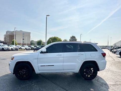 Used 2019 Jeep Grand Cherokee Altitude AWD/4WD image 4