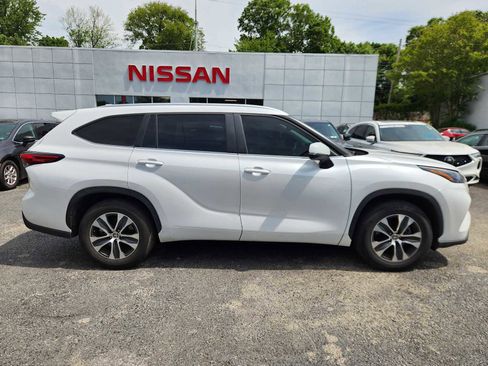 Used 2023 Toyota Highlander XLE FWD image 6