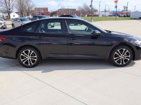 Used 2024 Volkswagen Jetta Sport image 5