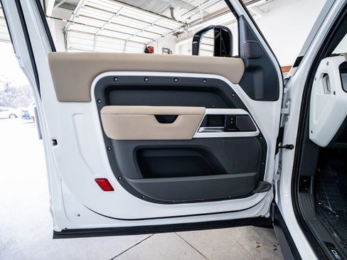 Used 2022 Land Rover Defender 90 X-Dynamic S image 32