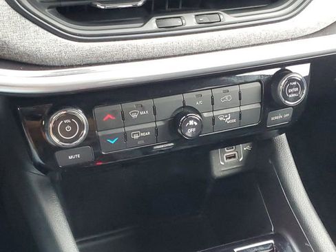 Used 2023 Jeep Compass Latitude image 25