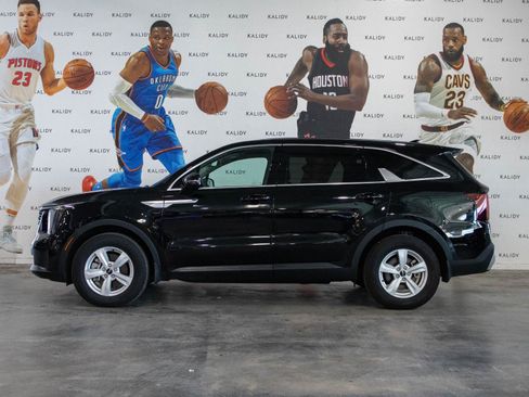 Used 2025 Kia Sorento LX FWD image 16