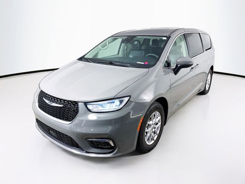 Used 2023 Chrysler Pacifica Touring-L image 4